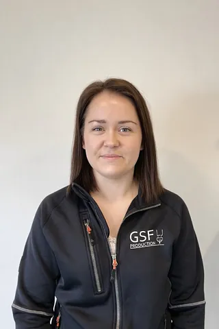 Kvinne med brunt hår og svart jakke