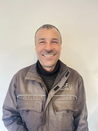 Smilende mann med grå jakke