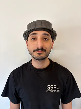 Mann med svart hår og svart genser