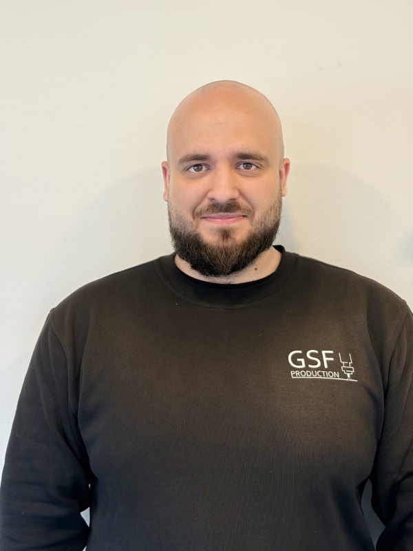 Mann med brunt skjegg og svart genser