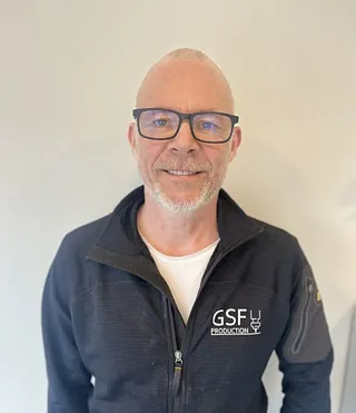 Mann med svarte briller og jakke