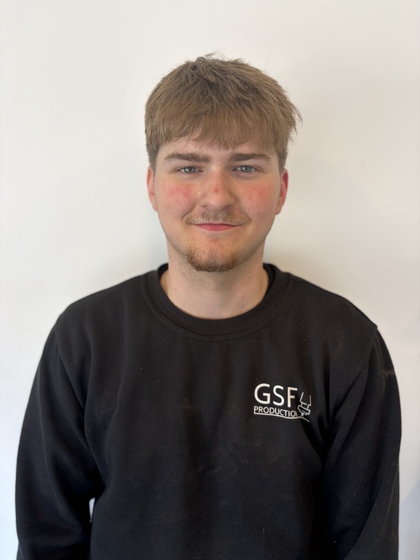 Mann med lysbrunt hår og svart genser