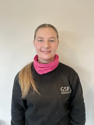 Kvinne med svart jakke og rosa bøff